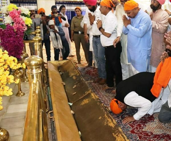 मुख्यमंत्री श्री पुष्कर सिंह धामी ने आज गुरुद्वारा श्री नानकमत्ता साहिब पहुंचकर मत्था टेका
