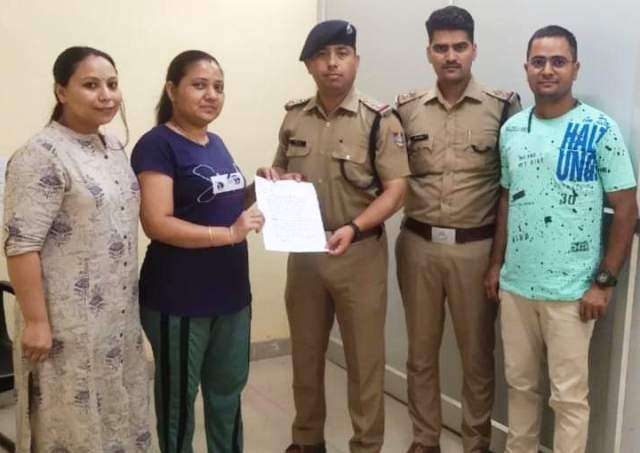 साइबर क्राइम सैल- देहरादून द्वारा ऑनलाइन साइबर ठगी के शिकार हुयी महिला के खाते में लौटाई रू.94000/-की धनराशि