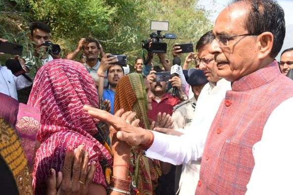 रिखाऊखड्ड डामटा के समीप हुई बस दुर्घटना यात्रियों के पार्थिव शरीर को सेना के हेलीकॉप्टर के माध्यम से खजुराहो (मध्यप्रदेश) पहुंचाया जाएगा: CM
