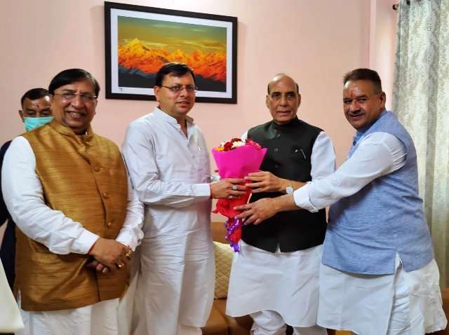 केन्द्रीय रक्षा मंत्री श्री राजनाथ सिंह का उत्तराखण्ड आगमन पर जौलीग्रांट एयरपोर्ट में मुख्यमंत्री श्री पुष्कर सिंह धामी ने किया अभिनंदन