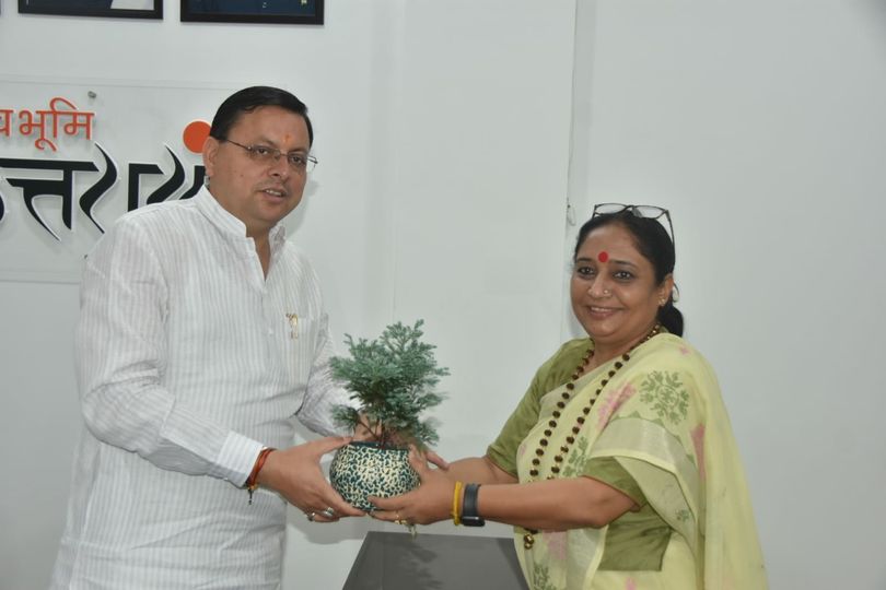 विधानसभा अध्यक्ष ऋतु खंडूड़ी ने मुख्यमंत्री श्री पुष्कर सिंह धामी से शिष्टाचार भेंट कर बधाई व शुभकामनाएं दी
