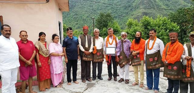 समाज सेवा में उत्कृष्ट कार्य करने पर समाजसेवी दिनेश प्रसाद उनियाल को किया गया सम्मानित