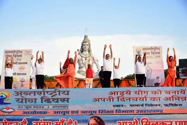 #InternationalYogaDay के अवसर पर परमार्थ निकेतन, ऋषिकेश में आयुष एवं आयुष शिक्षा विभाग द्वारा आयोजित योगा कार्यक्रम में CM  ने किया प्रतिभाग, गंगा पुरस्कार से हुए सम्मानित 