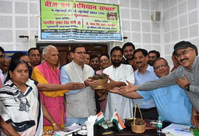 मुख्यमंत्री कैम्प कार्यालय में हिमालय पर्यावरण जड़ीबूटी एग्रो संस्थान ‘जाड़ी’ के तत्वावधान में ‘बीज बम अभियान सप्ताह’ का शुभारंभ