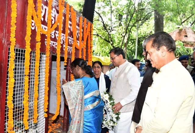मुख्यमंत्री श्री धामी ने NDA  की राष्ट्रपति उम्मीदवार श्रीमती द्रौपदी मुर्मू के साथ देहरादून शहीद स्थल पहुँचकर शहीद राज्य आंदोलनकारियों को दी श्रद्धांजलि