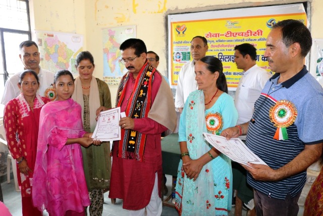 नागदेव पथल्ड (चम्बा) में षठमासिक नि:शुल्क सिलाई प्रशिक्षण कैंप का विधायक किशोर उपाध्याय ने किया विधिवत समापन