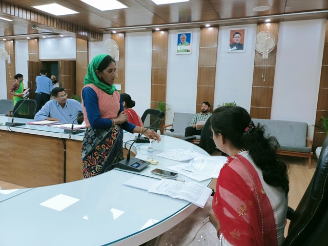 टिहरी DM ने जनता दरबार कार्यक्रम में सुनी जन समस्याएं, 22 शिकायतें दर्ज, प्राथमिकता के साथ कार्यवाही के निर्देश