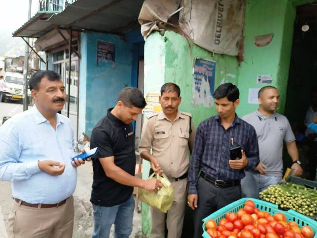 नगर पंचायत गजा में सिंगल यूज प्लास्टिक मुक्ति हेतु चलाया सघन चेकिंग अभियान 