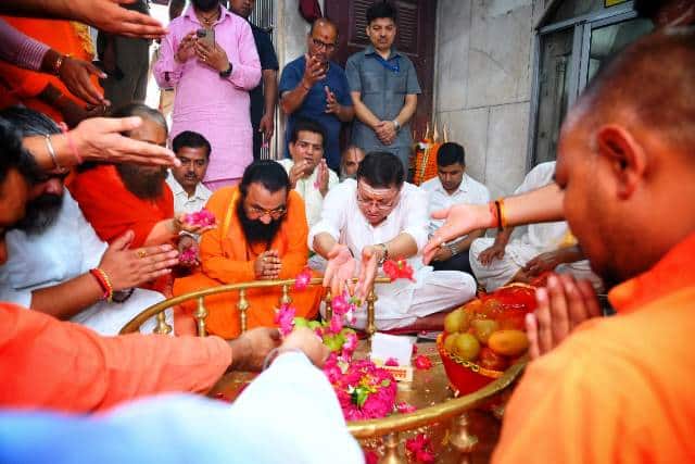 मुख्यमंत्री श्री पुष्कर सिंह धामी ने हरिद्वार के दक्षेश्वर महादेव मंदिर में जल अभिषेक कर प्रदेश की सुख समृद्धि की कामना की
