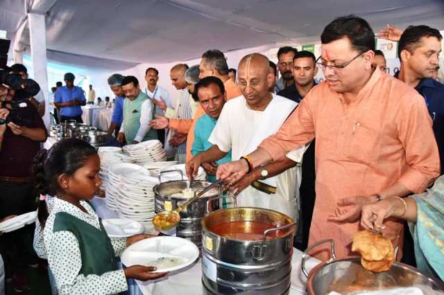 केन्द्रीयकृत मिड-डे-मील किचन का शुभारम्भ, मुख्यमंत्री ने मिड-डे-मील पहुचांने वाले वाहनों को हरी झण्डी दिखाकर किया रवाना