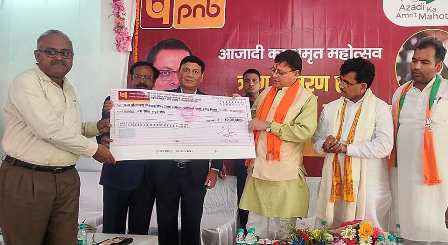 मुख्यमंत्री श्री धामी ने चंपावत के निकट चौकी गांव में PNB द्वारा आयोजित 'कॉर्पोरेट सामाजिक दायित्व' कार्यक्रम में प्रतिभाग कर 'पीएनबी देवभूमि अंचल' पुस्तक का विमोचन किया