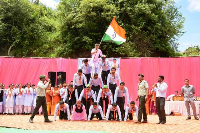 मुख्यमंत्री श्री पुष्कर सिंह धामी ने आज जिला मुख्यालय चंपावत के मुड़ियानी स्थित माँ पूर्णागिरि कॉलेज ऑफ़ एजुकेशन के बहुउद्देश्यीय शैक्षिक परिसर के शिलान्यास एवं हिन्दुस्तान स्काउट एंड गाइड शिविर के समापन कार्यक्रम में बतौर मुख्य अतिथि प्रतिभाग किया