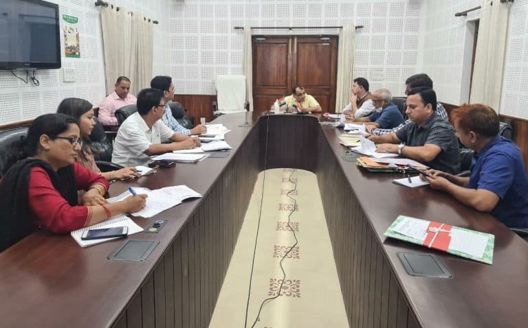 सूचना विभाग की समीक्षा बैठक: विशेष प्रमुख सचिव अभिनव कुमार ने दिए पर्वतीय क्षेत्रों में मोबाइल थिएटर के लिए सब्सिडी देने की योजना बनाने के निर्देश