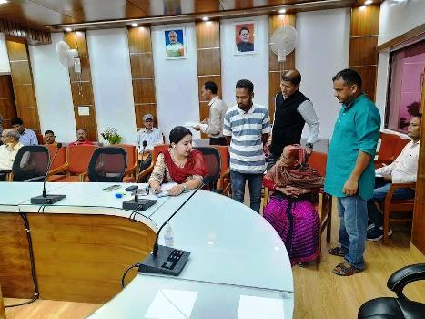 जनता दरबार कार्यक्रम में 19 शिकायतें दर्ज: भाली गजा के रघुवीर ने की ग्राम क्यारी के मोहन सिंह द्वारा बेटी के साथ मारपीट की शिकायत