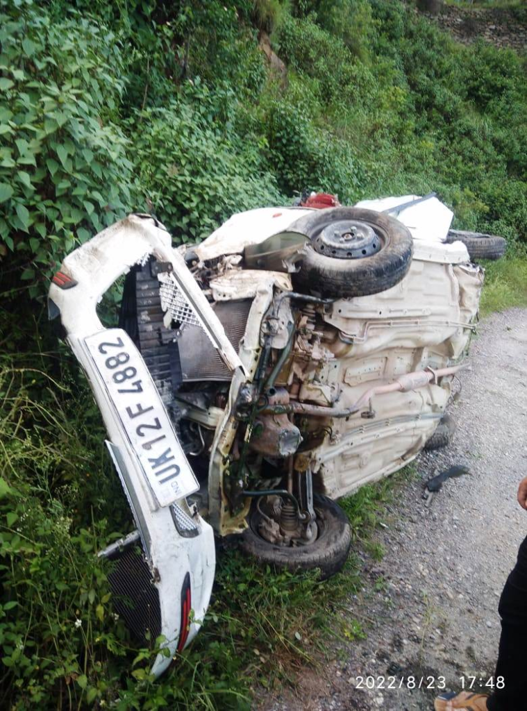 गजा के निकट चाका रोड़ पर कार दुर्घटनाग्रस्त