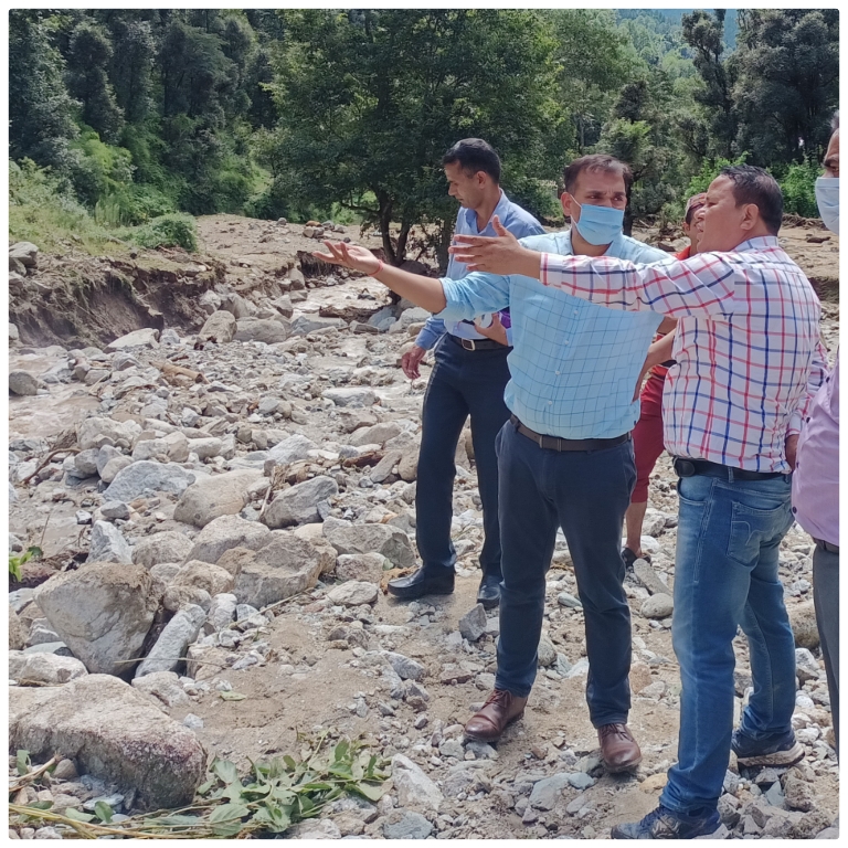उत्तराखण्ड में 04 राज्य मार्गों समेत इतने मार्ग हैं अवरुद्ध 61 आज खोले, टिहरी के सरखेत से निकाले तीन शव