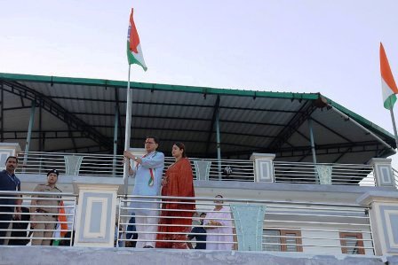 मुख्यमंत्री श्री पुष्कर सिंह धामी ने नगला तराई खटीमा में अपने निजी आवास पर लगाया तिरंगा 