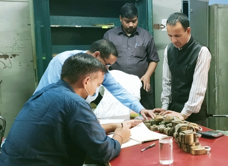 DM टिहरी डॉ सौरभ गहवार ने किया कोषागार नई टिहरी में द्वि-तालक कक्ष का अर्द्धवार्षिक निरीक्षण