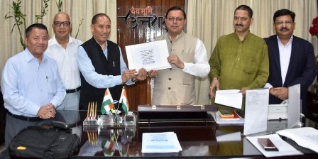 उत्तराखण्ड में भू-कानून के अध्ययन व परीक्षण के लिए गठित समिति ने मुख्यमंत्री को सौंपी अपनी रिपोर्ट