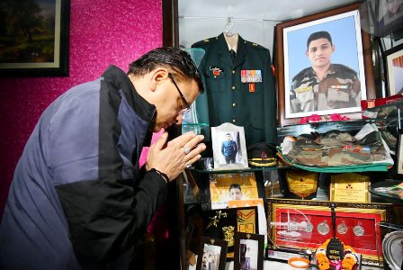 प्रधानमंत्री श्री नरेंद्र मोदी के जन्मदिवस पर मुख्यमंत्री धामी ने भारी बारिश के बीच शहीद परिवारों के घर के बाहर की स्वच्छता अभियान की शुरुआत