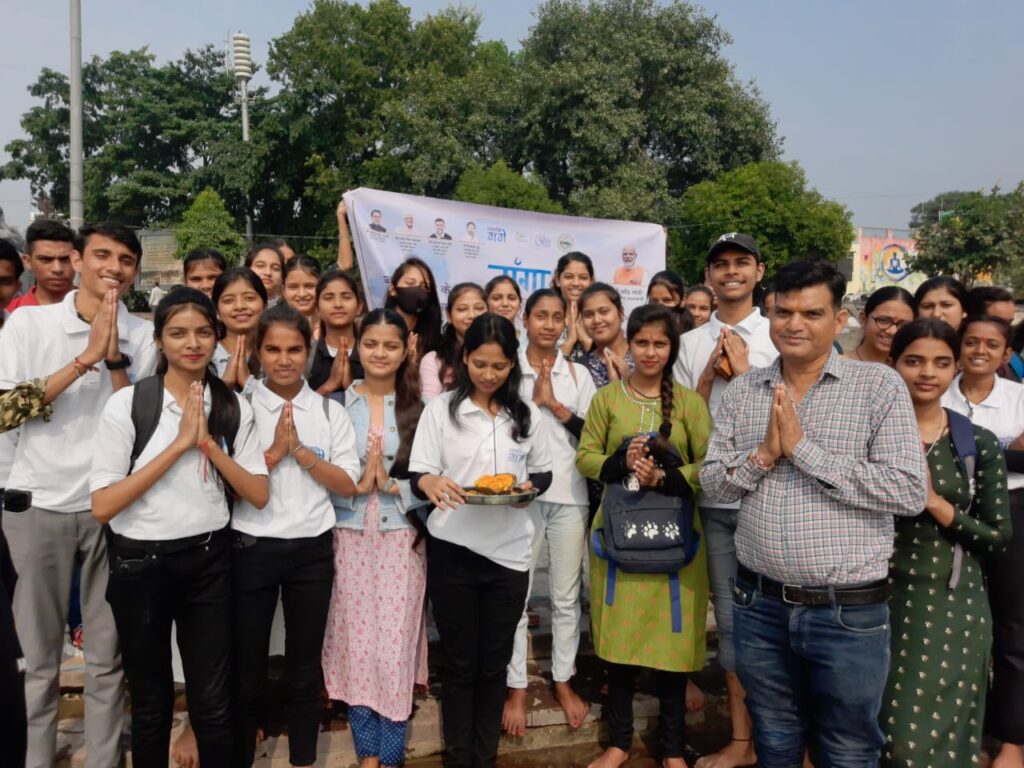 ऋषिकेश पंडित ललित मोहन शर्मा श्री देव सुमन उत्तराखंड विश्वविद्यालय परिसर ऋषिकेश के नमामि गंगे प्रकोष्ठ द्वारा त्रिवेणी घाट में गंगा उत्सव आयोजित