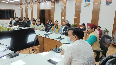 राज्य स्थापना दिवस पर आयोजित कार्यक्रमों की तैयारियों को लेकर कलक्ट्रेट सभागार टिहरी में समीक्षा बैठक आयोजित की गई।