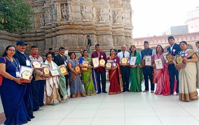 उत्तराखंड के शिक्षक आचार्य सन्तोष व्यास सहित पांच अन्य शिक्षिकाओं ने राष्ट्रीय स्तर की संस्था टीम मंथन के द्वारा सम्मानित होकर उत्तराखंड का बढ़ाया मान