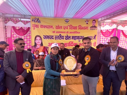 खेल एवं युवा कल्याण मामलों के मंत्री ने ध्वजारोहण कर किया जनपद स्तरीय खेल महाकुंभ 2022 का उद्घाटन