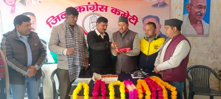 हिमांचल प्रदेश में कांग्रेस नेतृत्व वाली सरकार बनने पर टिहरी कांग्रेस ने किया मिष्ठान वितरित