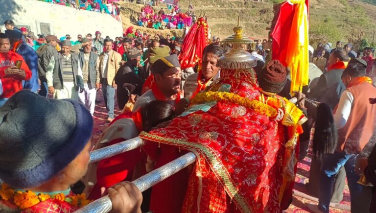 मां दुध्याडी देवी गोनगढ़ भिलंगना में आयोजित मेले के अंतिम दिन मां दुध्याडी देवी के गीत पर खून नाचे विधायक विक्रम सिंह नेगी, पूर्व विधायक विजयपाल सजवान तथा जिला कांग्रेस अध्यक्ष राकेश राणा