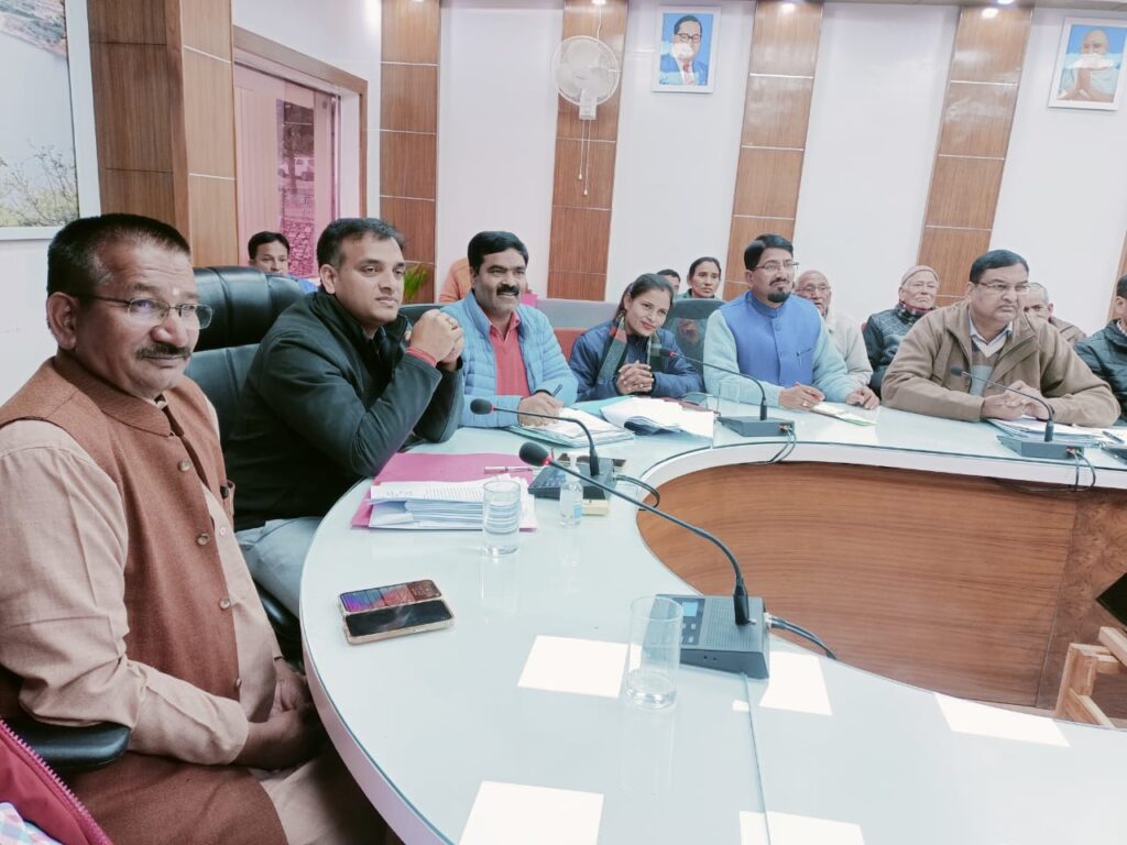 टिहरी जिले में मेडिकल कॉलेज स्थापना हेतु भूमि चयन के लिए प्रस्ताव प्राप्त कर उन पर चर्चा