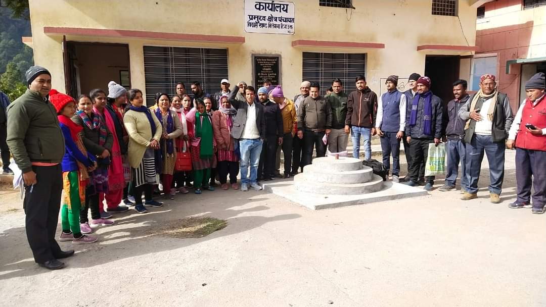 भिलंगना के प्रधान संगठन की बैठक, मनरेगा में मोबाइल एप्प से मजदूरों की उपस्थिति लगाने तथा ग्राम पंचायतों का सोशल ऑडिट किए जाने के खिलाफ भेजा ज्ञापन