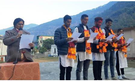 छात्रसंघ चुनाव के लिए राजकीय स्नातकोत्तर महाविद्यालय अगस्त्यमुनि में छात्र संघ पदाधिकारियो को प्राचार्य प्रो. पुष्पा नेगी ने दिलाई शपथ