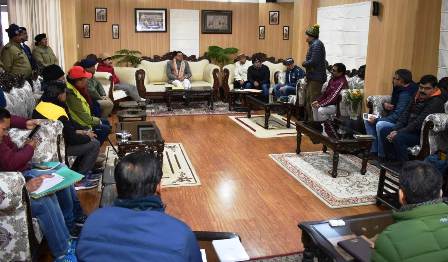 जोशीमठ में भू-धंसाव से प्रभावित परिवारों को अंतरिम पैकेज के पारदर्शी वितरण व पुनर्वास पैकेज की दर निर्धारित किए जाने हेतु मुख्यमंत्री श्री पुष्कर सिंह धामी ने गठित समिति के साथ की बैठक