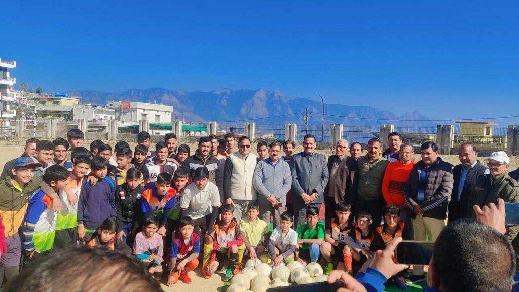 जिला क्रीड़ा विभाग और फुटबॉल एसोसिएशन की पहल पर बौराड़ी स्टेडियम में क्रिकेट और फुटबॉल का 10 दिवसीय संयुक्त कैंप शुरू