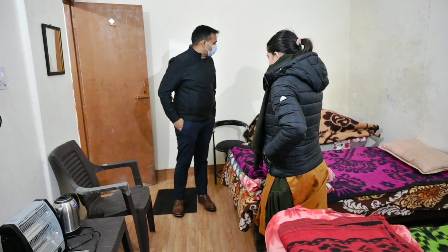 रैन बसेरा चम्बा का स्थलीय निरीक्षण के दौरान जिलाधिकारी टिहरी गढ़वाल डॉ. सौरभ गहरवार व्यवस्थाओं को लेकर संतुष्ट नजर आए। 