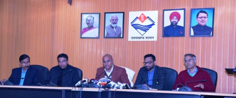 सचिव आपदा प्रबन्धन डा. रंजीत कुमार सिन्हा ने जोशीमठ नगर क्षेत्र में हो रहे भू-धंसाव एवं भूस्खलन के उपरान्त राज्य सरकार द्वारा किये जा रहे राहत एवं बचाव, स्थायी/अस्थायी पुनर्वास कार्यों के अद्यतन स्थिति की जानकारी दी