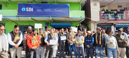 कांग्रेसजनों ने लम्बगांव बाजार में मोदी सरकार के खिलाफ प्रदर्शन कर दिया धरना