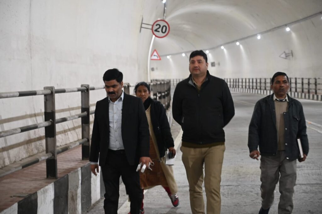 जिलाधिकारी के दिशा-निर्देशन में अपर जिलाधिकारी ने बीआरओ अधिकारियों के साथ चम्बा टनल का किया बारीकी से स्थलीय निरीक्षण