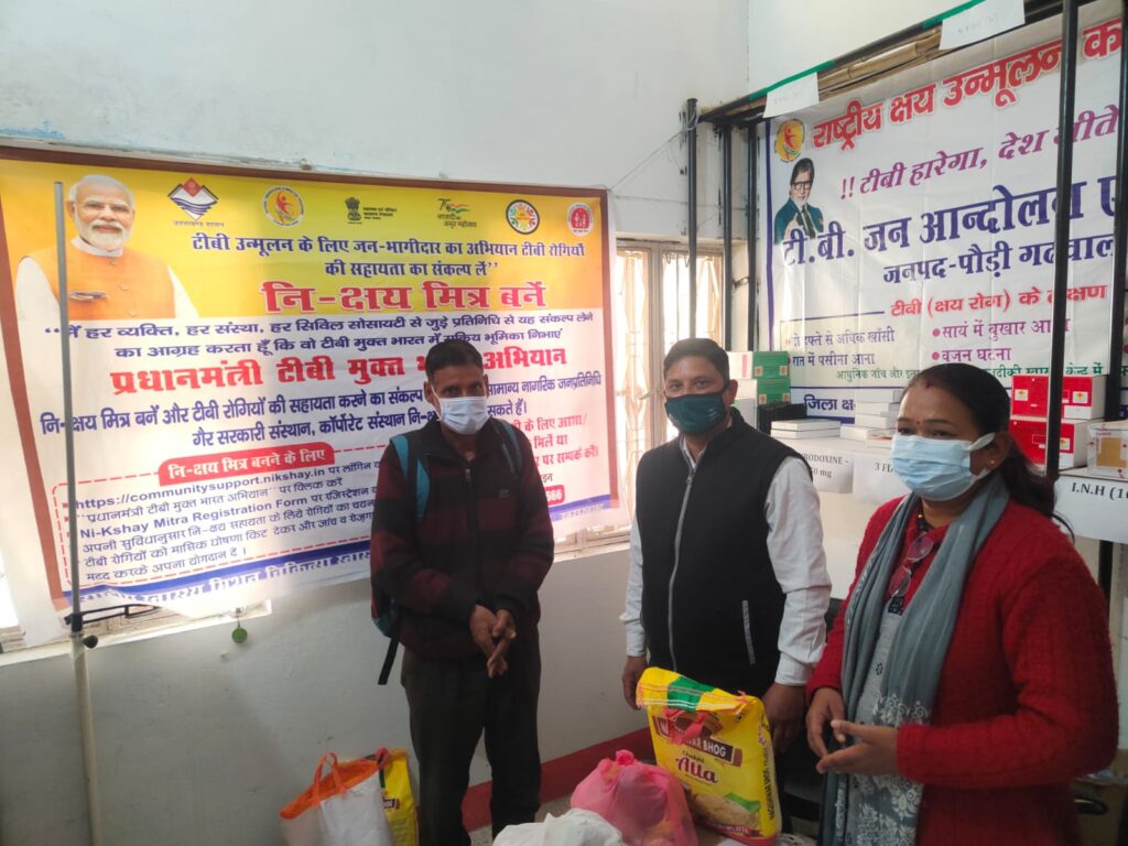 टी.बी. मुक्त भारत कार्यक्रम के तहत महाविद्यालय पाबौ में गोद लिए गए टी.बी. मरीजों को नि:शुल्क पोषण किट किए वितरित