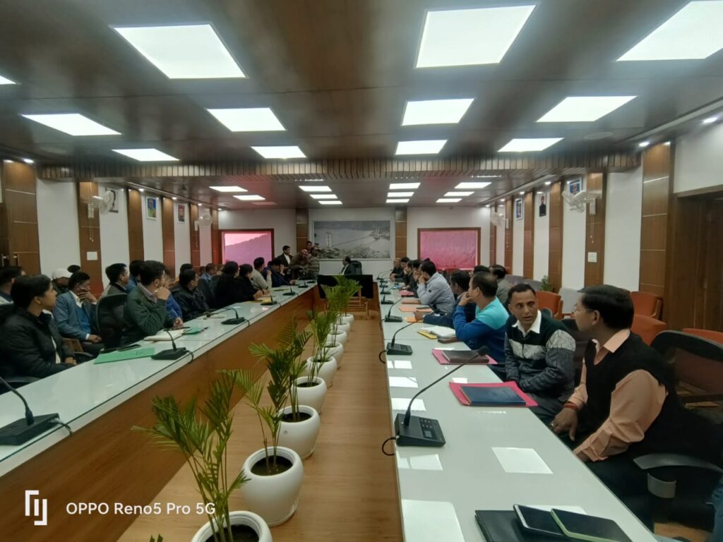 नई टिहरी में जनता दरबार कार्यक्रम में मुख्य विकास अधिकारी ने सुनी जनता की समस्याएं, 14 शिकायतें दर्ज