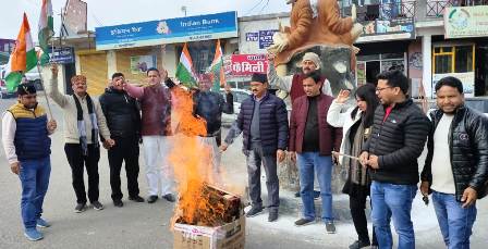 टिहरी जिला कांग्रेस ने देहरादून में युवाओं पर लाठीचार्ज के खिलाफ बौराड़ी साईं चौक में किया प्रदेश सरकार का पुतला दहन 
