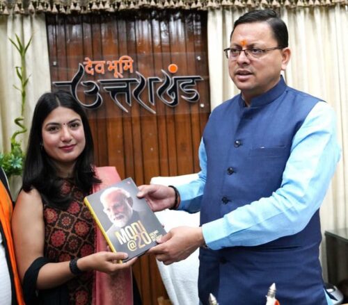 नेशनल यूथ पार्लियामेंट फेस्टिवल में प्रदेश का प्रतिनिधित्व करने वाली दिव्या नेगी को मुख्यमंत्री श्री धामी ने किया सम्मानित