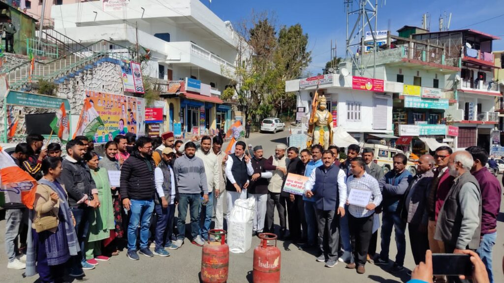 गैस के बढ़ते दामों के खिलाफ कांग्रेस का प्रदर्शन, केंद्र की मोदी सरकार का पुतला फूंका