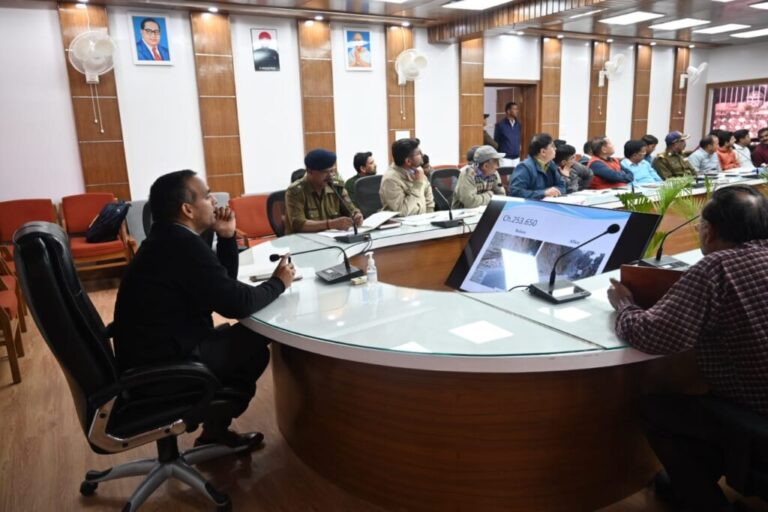 जिला सड़क सुरक्षा समिति की बैठक में ब्लैक स्पॉट के सुधारीकरण, दुर्घटना संभावित स्थलों पर किये गये कार्यों की अद्यतन स्थिति पर हुई चर्चा
