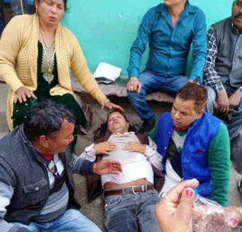 पुरानी पेंशन बहाली की मांग हेतु गैरसैंण विधानसभा घेराव करते वक्त पुलिस बल प्रयोग के चलते संयुक्त मोर्चा उत्तराखंड के प्रभारी विक्रम रावत हुए घायल
