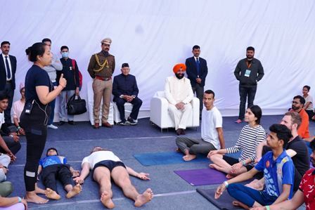 अंतर्राष्ट्रीय योग महोत्सव में महामहिम राज्यपाल, उत्तराखण्ड ने किया प्रतिभाग