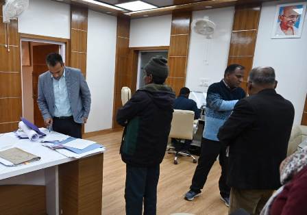 जनता मिलन कार्यक्रम के तहत जिलाधिकारी टिहरी डॉ. सौरभ गहरवार ने सुनीं जनता की समस्याएं, 29 शिकायतें हुई दर्ज
