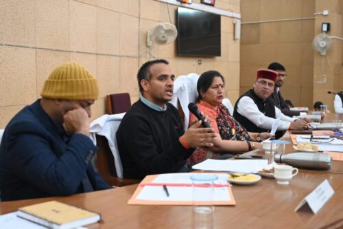 जिला पंचायत टिहरी की बैठक अध्यक्ष सोना सजवाण ने दिए अधिकारीयों को पूर्ण तैयारी के साथ उपस्थित होने के निर्देश