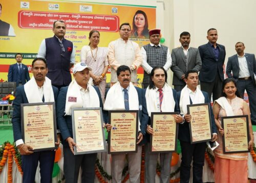 CM श्री पुष्कर सिंह धामी ने देहरादून में आयोजित कार्यक्रम में बैडमिन्टन खिलाड़ी लक्ष्य व एथलेटिक्स खिलाड़ी चन्दन को 'देवभूमि उत्तराखण्ड खेल रत्न पुरस्कार' से किया सम्मानित
